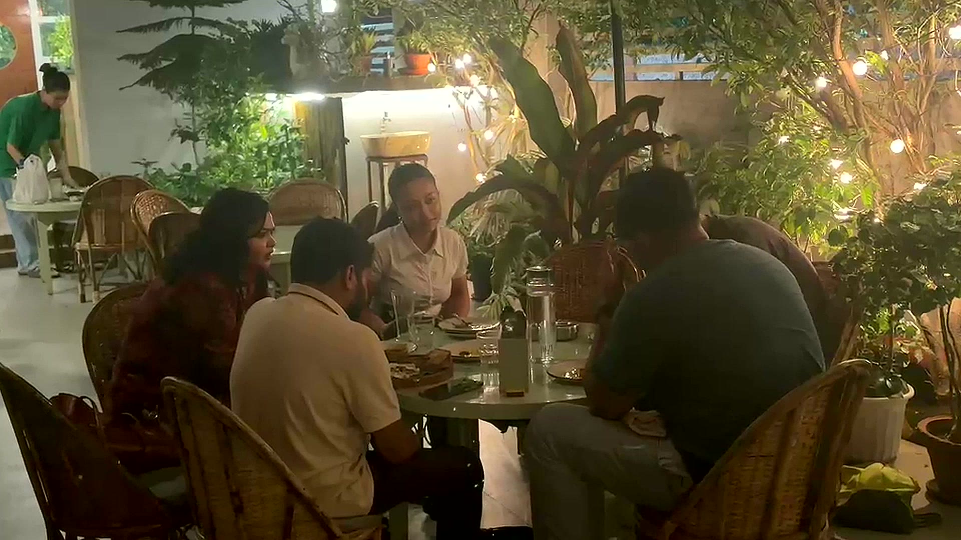 Mixtable Dinner, deep in conversation